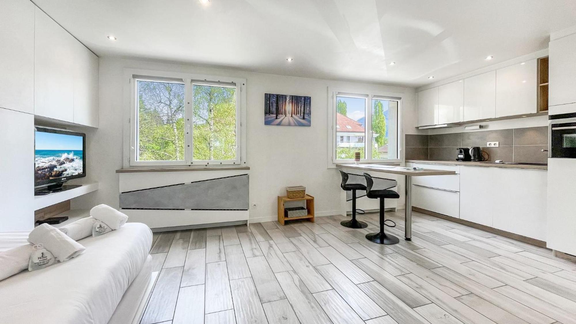HOMEY TIDY - NEW / Proche Centre Annecy / Parking gratuit / Logement entièrement équipé Esterno foto